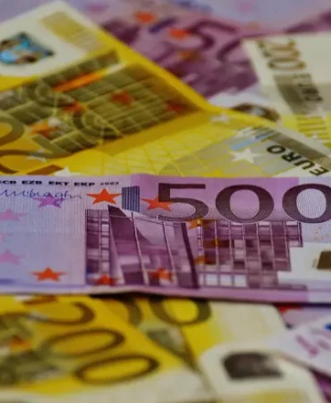 Çikolata Kutusundan 220 Bin Euro Çıktı