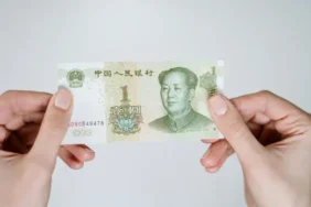 Halıları eskitmek için 10 gün boyunca araç trafiğine maruz bırakıyorlar