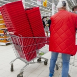 Aldi ve Lidl, büyük marketlerle aynı rekabet koşullarına geçiyor